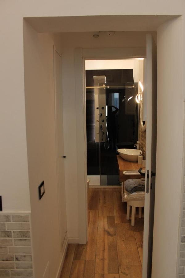 Jacuzzi Apartament By Parmacentro B&B Exteriör bild